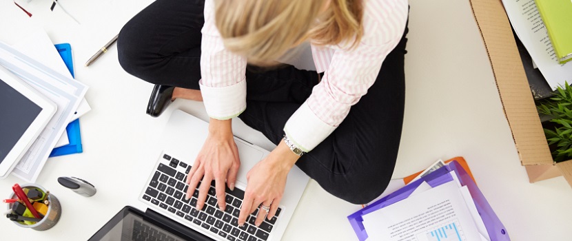 femme assise sur bureau en face de l'ordinateur