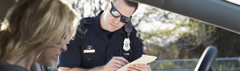 Officier de police en train d'ecrire une amende voiture 