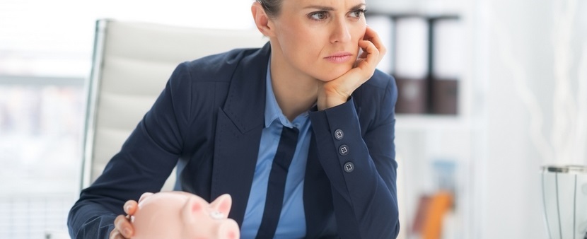 Femme en pleine réflexion de financement d'enteprise