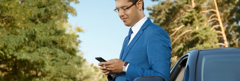  Homme tenant un smartphone en étant sur son véhicule 