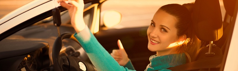 Jeune fille qui a loué un véhicule professionnel 