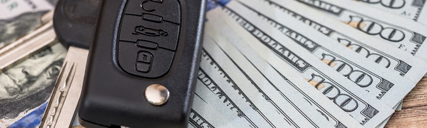  Clef de voiture sur des billets dollars
