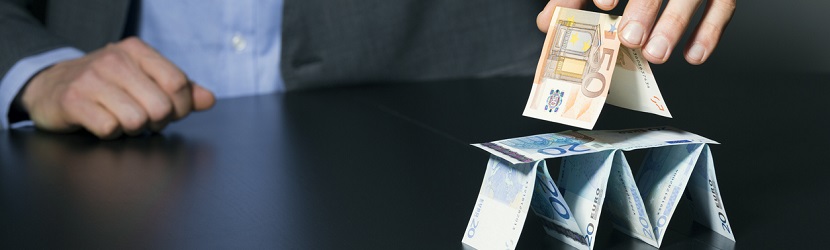  Homme d'affaire occupé à la gestion financière de l'entreprise
