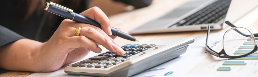  Jeune femme en plein calculs d'entreprise