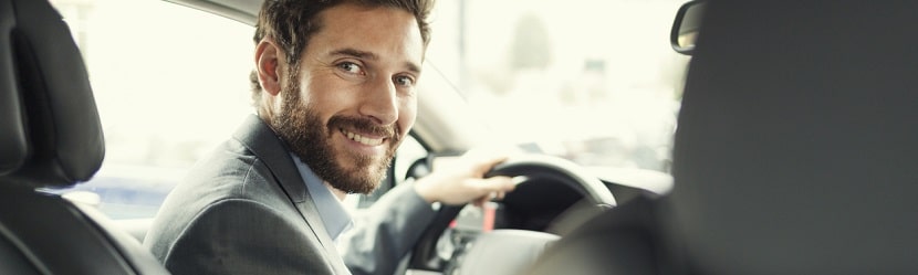 Un salarié dans sa voiture de fonction 