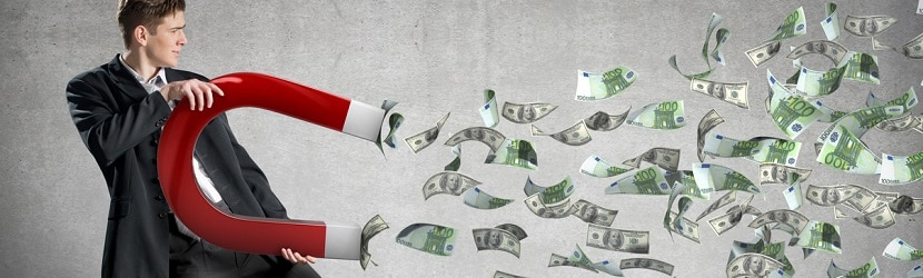 Un homme d'affaire qui attire des billets d'argent