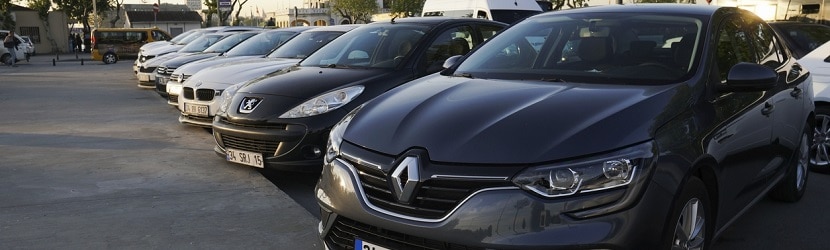 Voitures Renault et Peugeot 
