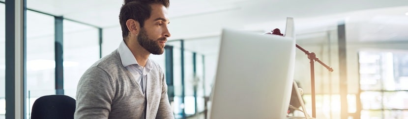 Homme d'affaires en train de travailler 