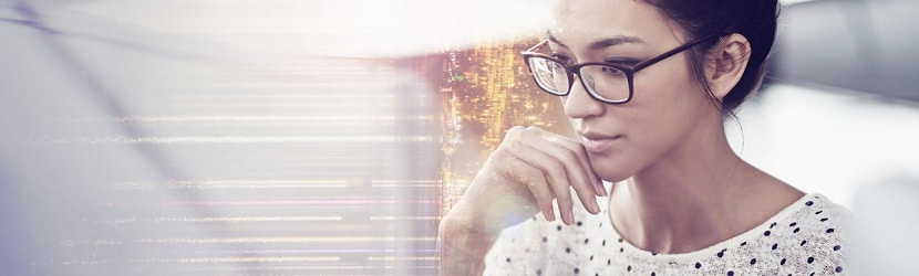 Femme d'affaires en pleine reflexion 