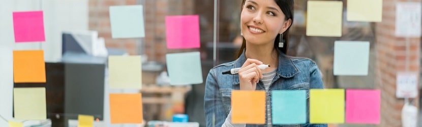 Jeune femme en réflexion