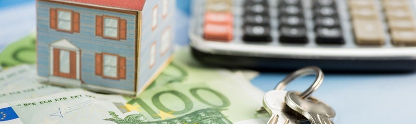 Maison miniature et calculatrice avec des billets euros 