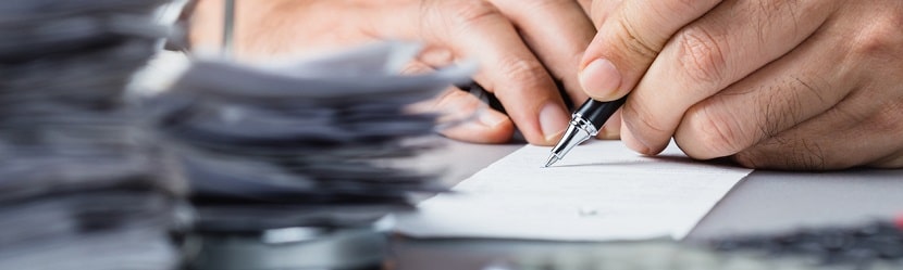  Un professionnel en train de gerer les factures d'entreprise