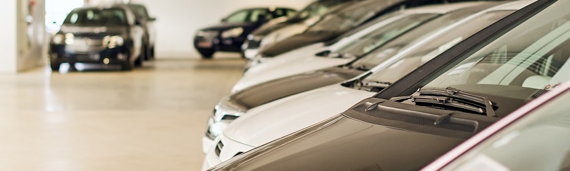 Voitures dans le parking