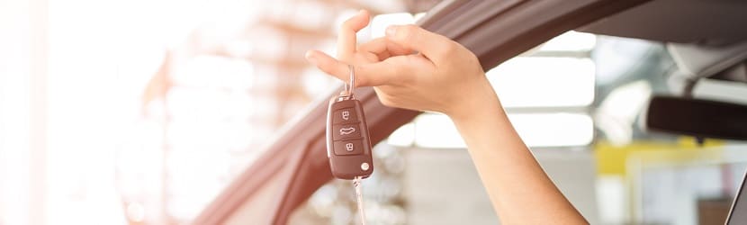  Une femme dans sa voiture avec ses clés de véhicule