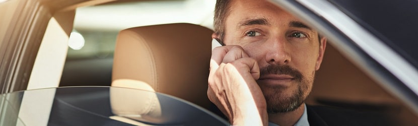 Un salarié en voiture 