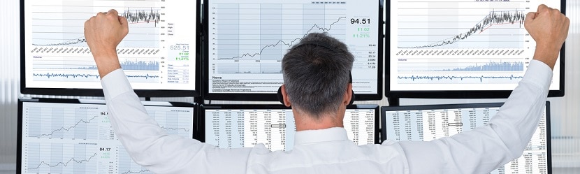  Un investisseur devant ses aanalyses boursières
