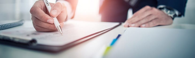 Un professionnel en signature d'un document 