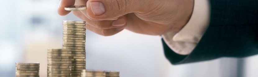  Ensemble de pile de pièces rangé par un professionnel