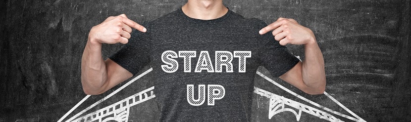 Un homme avec t-shirt startup