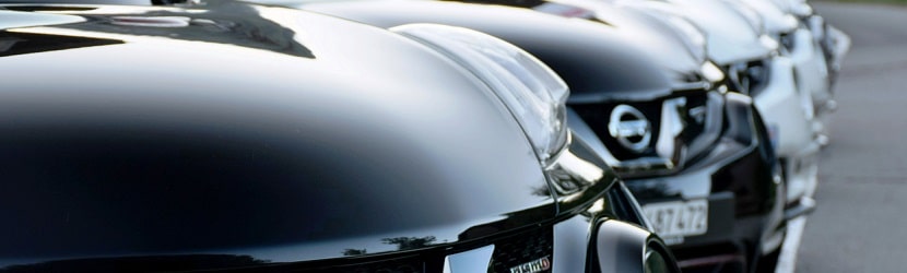   Rangée de voitures Nissan