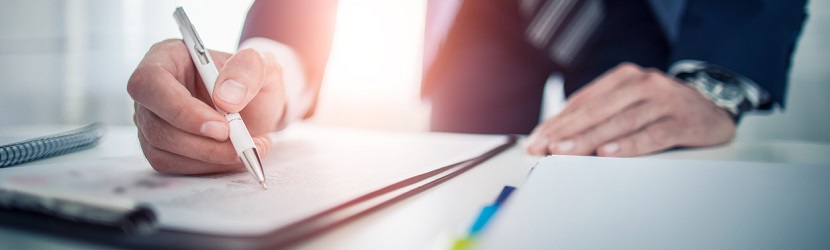 Un professionnel en pleine etude de financement 