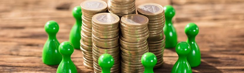 Des pions entourant des pièces de monnaie