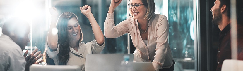 des femmes d'affaires contentes 