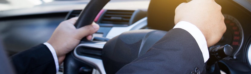 chauffeur dans sa voiture 