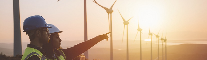 Équipe d’ingénieur maintenance jeunes travaillant dans les éoliennes 