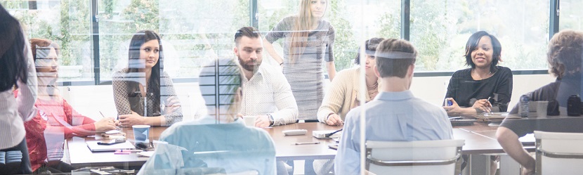 Réunion de la grande entreprise dans une salle de conférence