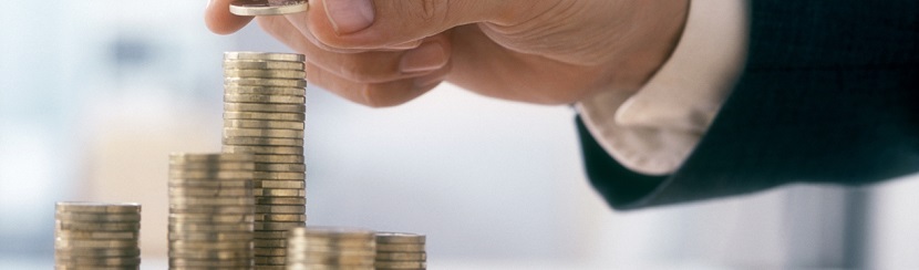 homme d'affaires en train de compter ses finances 