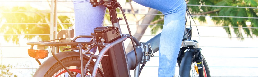Femmes avec vélo électrique