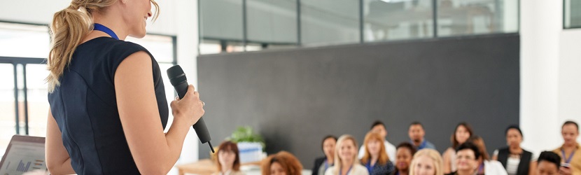 femme manager en réunion