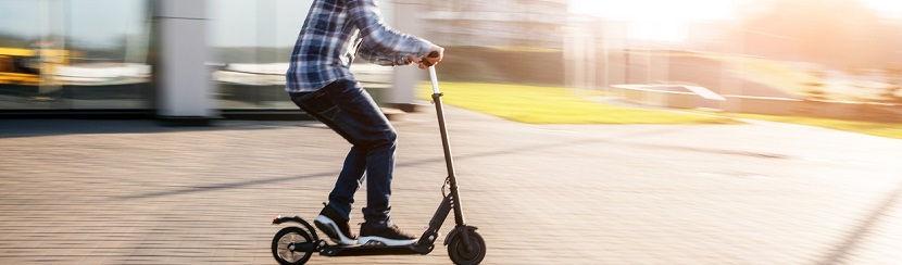 un homme sur sa trotinette 