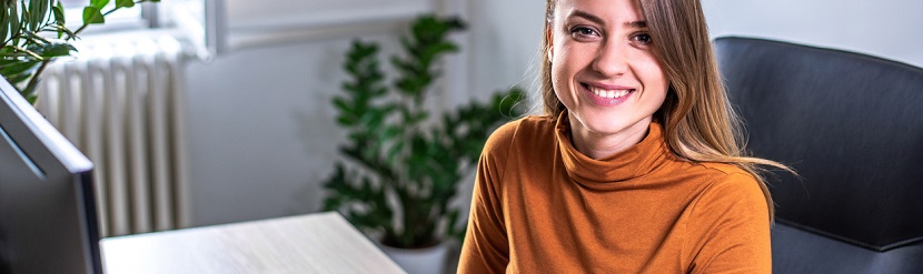 une femme à son bureau