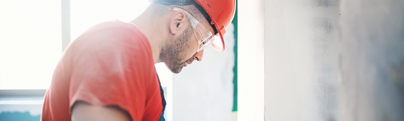 Un travailleur dans le bâtiment