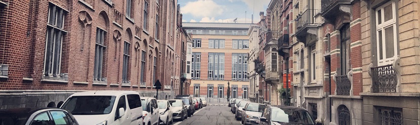 Quartier résidentiel avec des voitures garées dans la rue, Bruxelles,