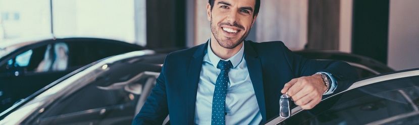 un professionnel avec sa voiture