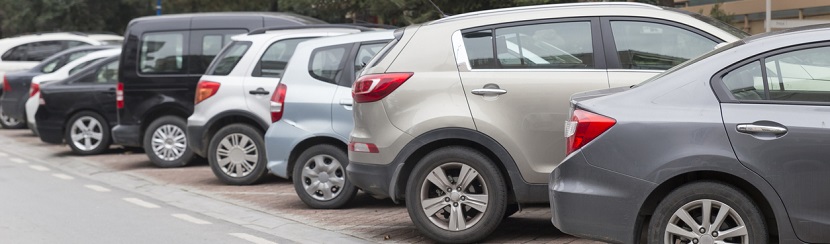 Voitures compactes modernes sur le parking
