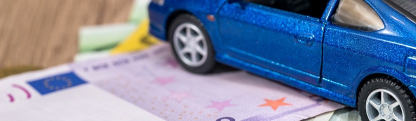mini voiture et billets euros