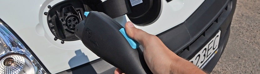 Main de l’homme avec chargeur électrique