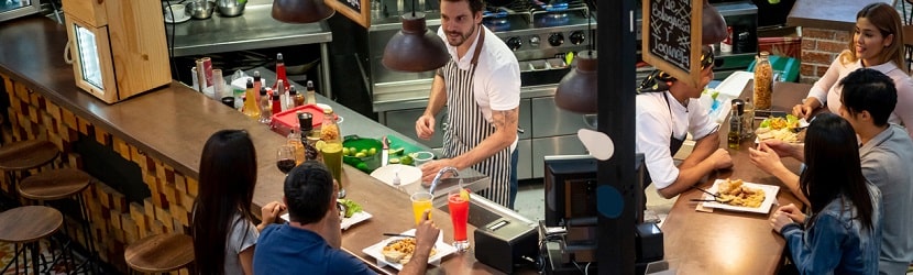  un bar restaurant dans unc entre commercial