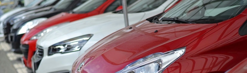 voitures immatriculées sur un parking