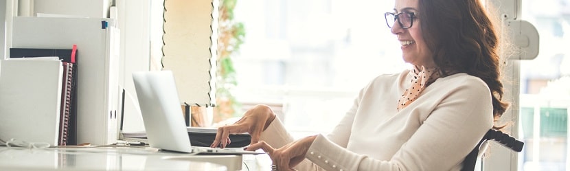 une femme handicapée sur son lieu de travail