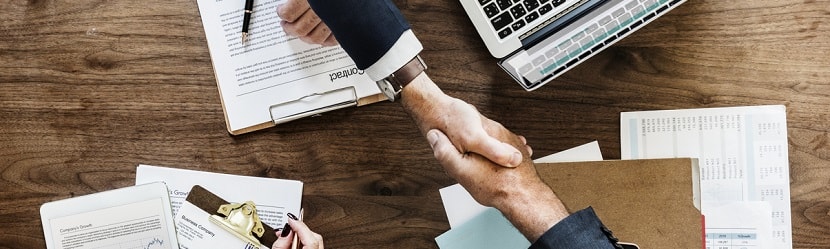 poignée de main lors de gestion d'emprunts financiers