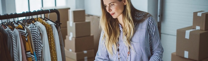 Femme entrepreneur faisant les comptes 