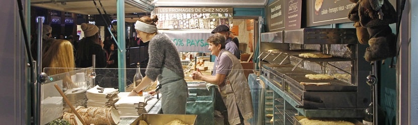 Les femmes sont vendant de la nourriture au marché de Noël en plein air à Toulouse