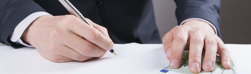 un professionnel signant un document