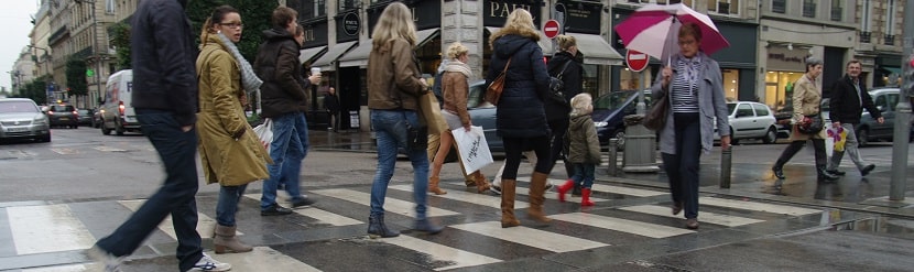 des piétons en train de traverser