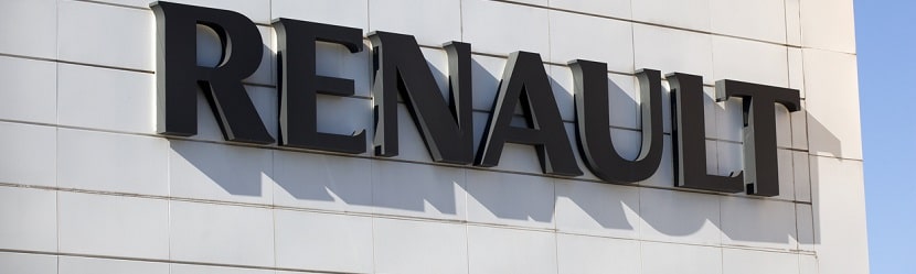 insigne de Renault sur mur commercial